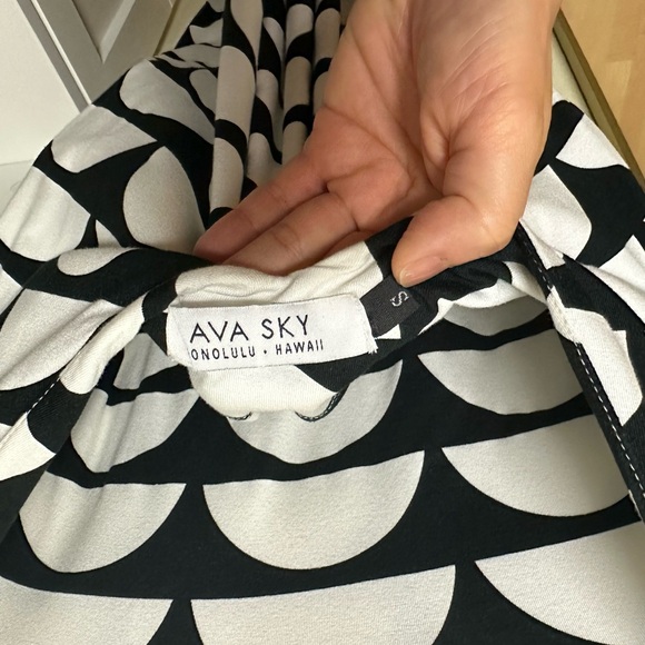 Ava Sky Black and White Raglan Midi Dress - Picture 3 of 4